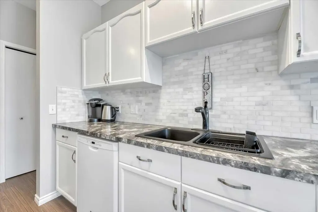 72 Millside Drive SW Calgary AB T2Y 2P9
