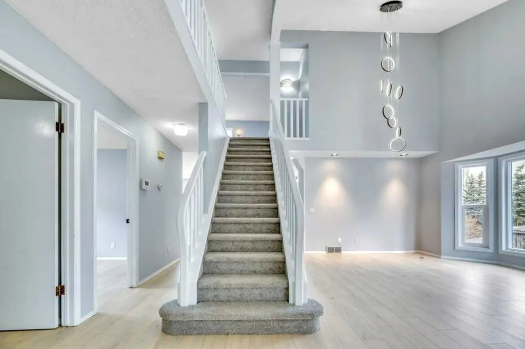 215 Hawktree Circle NW Calgary AB T3G 2Y6