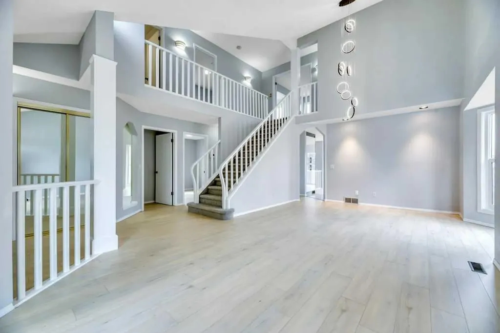 215 Hawktree Circle NW Calgary AB T3G 2Y6