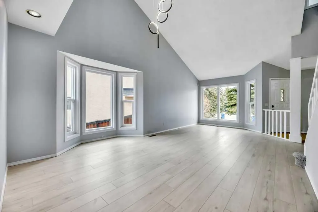 215 Hawktree Circle NW Calgary AB T3G 2Y6