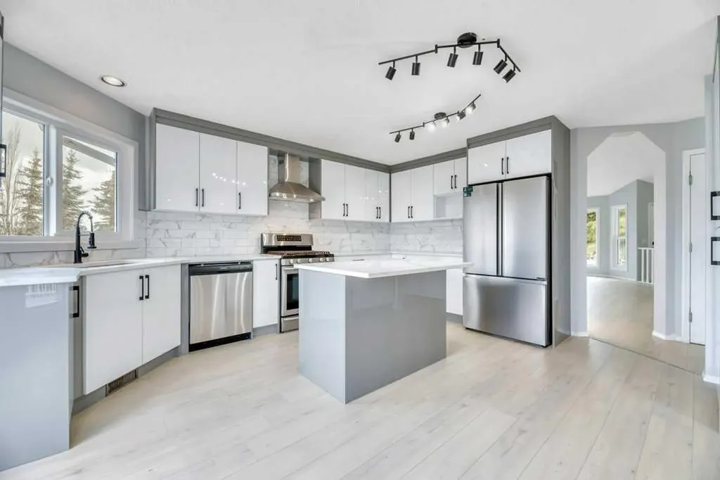 215 Hawktree Circle NW Calgary AB T3G 2Y6