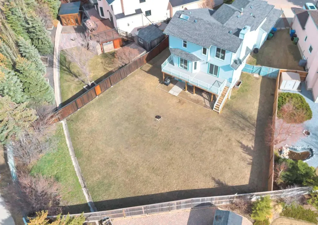215 Hawktree Circle NW Calgary AB T3G 2Y6
