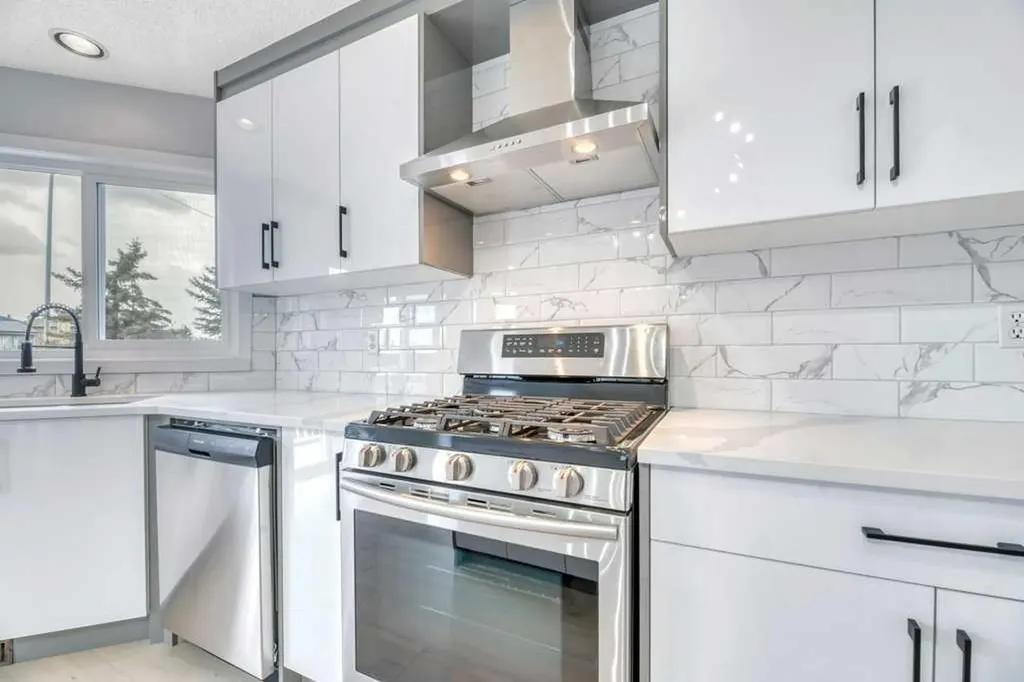 215 Hawktree Circle NW Calgary AB T3G 2Y6