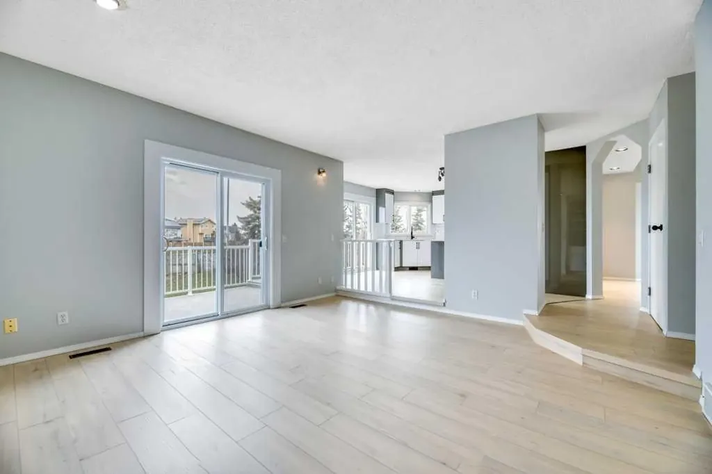 215 Hawktree Circle NW Calgary AB T3G 2Y6