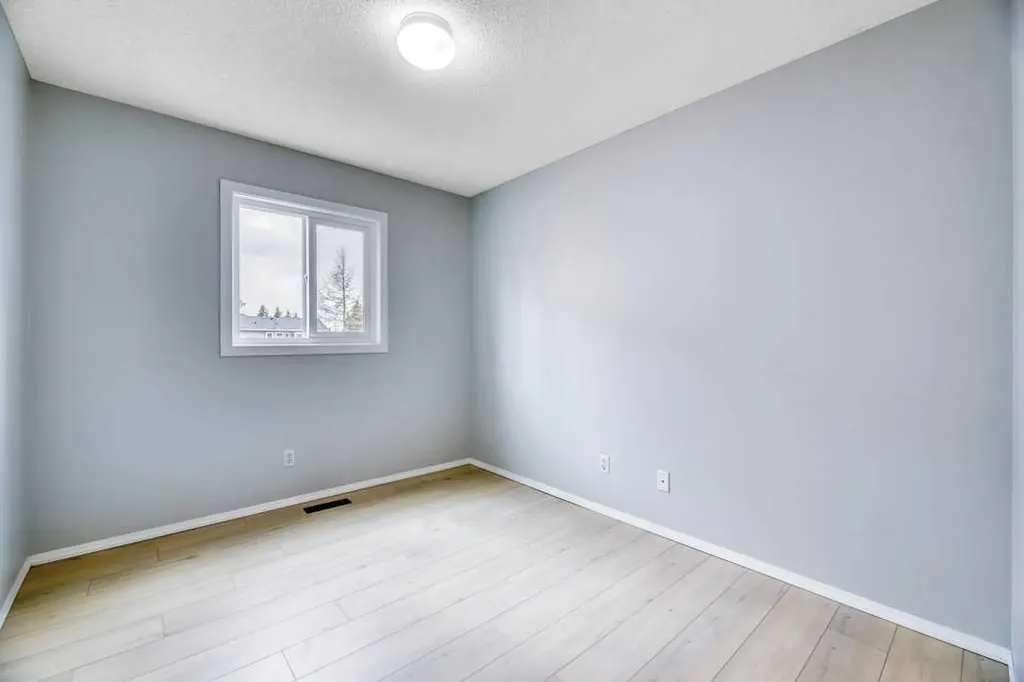 215 Hawktree Circle NW Calgary AB T3G 2Y6
