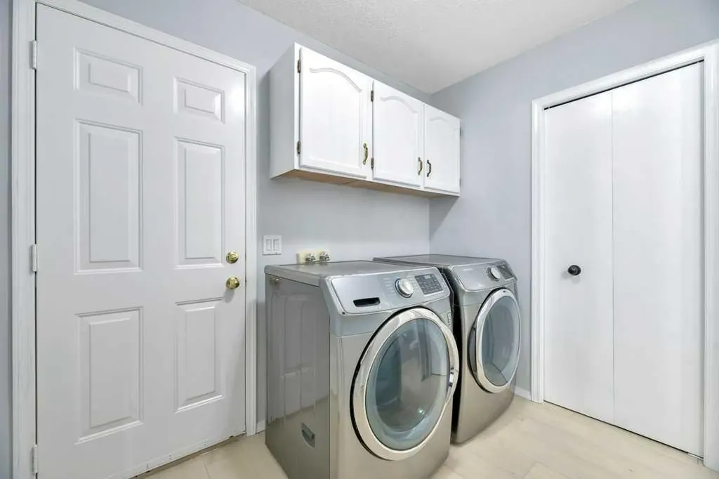 215 Hawktree Circle NW Calgary AB T3G 2Y6