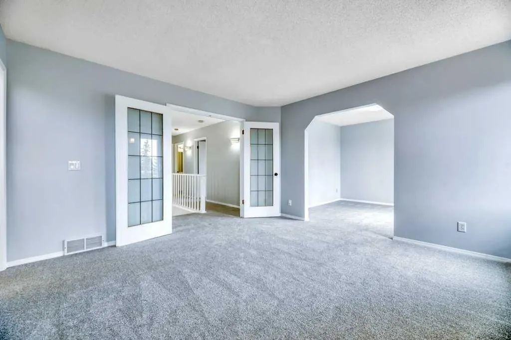 215 Hawktree Circle NW Calgary AB T3G 2Y6