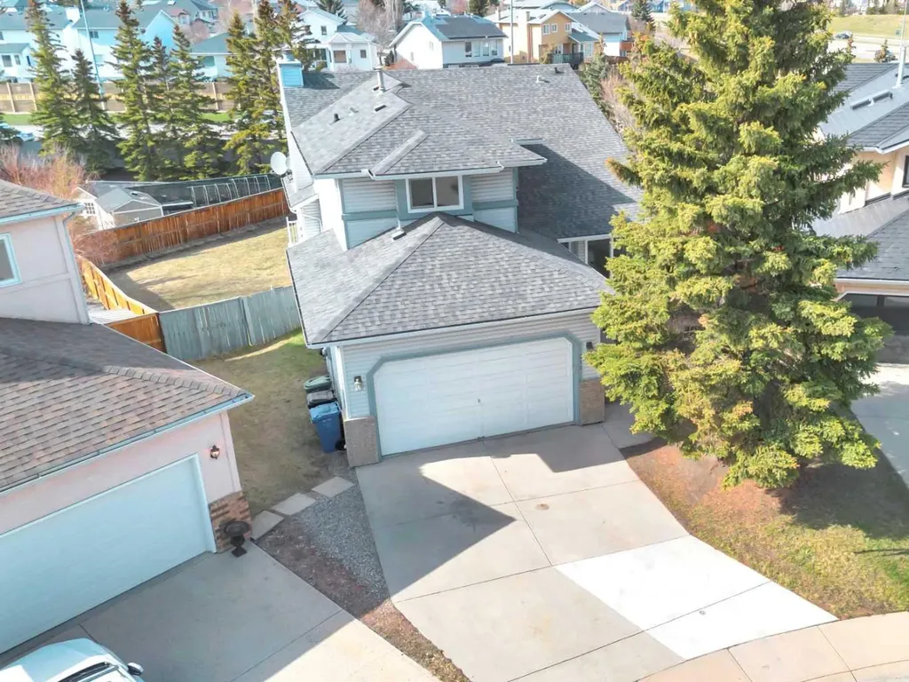 215 Hawktree Circle NW Calgary AB T3G 2Y6