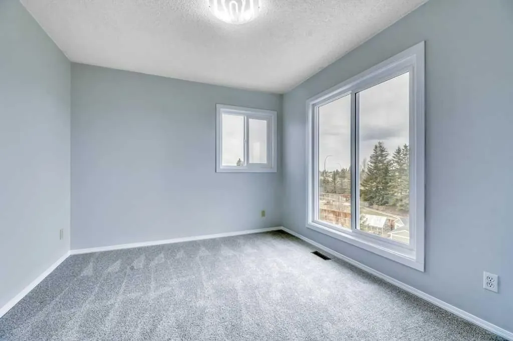 215 Hawktree Circle NW Calgary AB T3G 2Y6