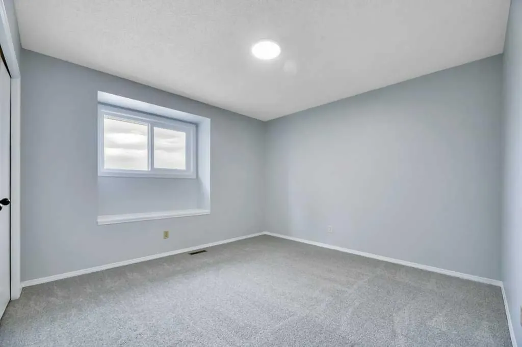 215 Hawktree Circle NW Calgary AB T3G 2Y6