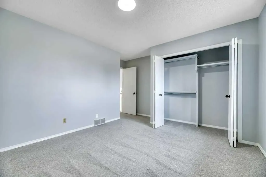 215 Hawktree Circle NW Calgary AB T3G 2Y6