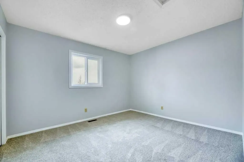 215 Hawktree Circle NW Calgary AB T3G 2Y6