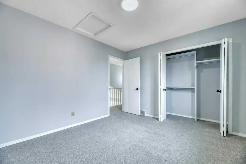 215 Hawktree Circle NW Calgary AB T3G 2Y6