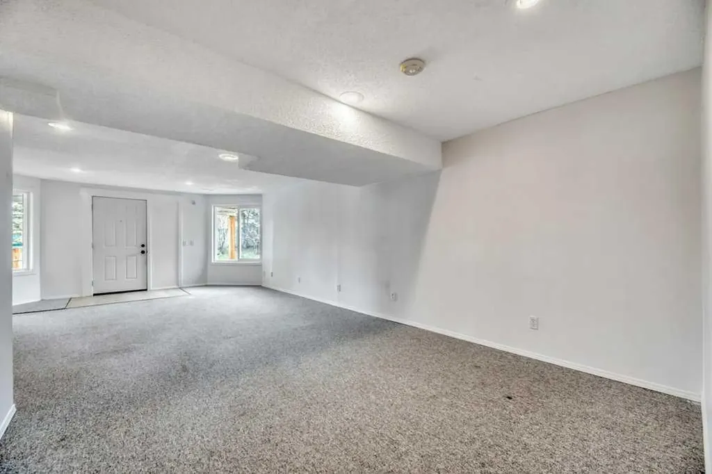 215 Hawktree Circle NW Calgary AB T3G 2Y6