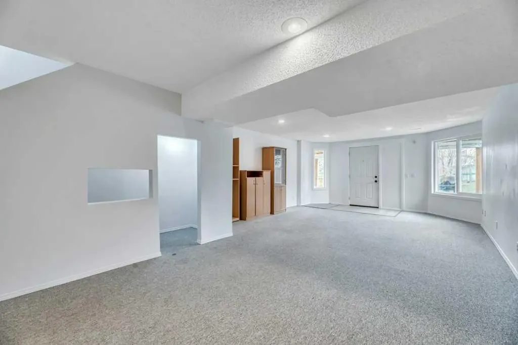 215 Hawktree Circle NW Calgary AB T3G 2Y6
