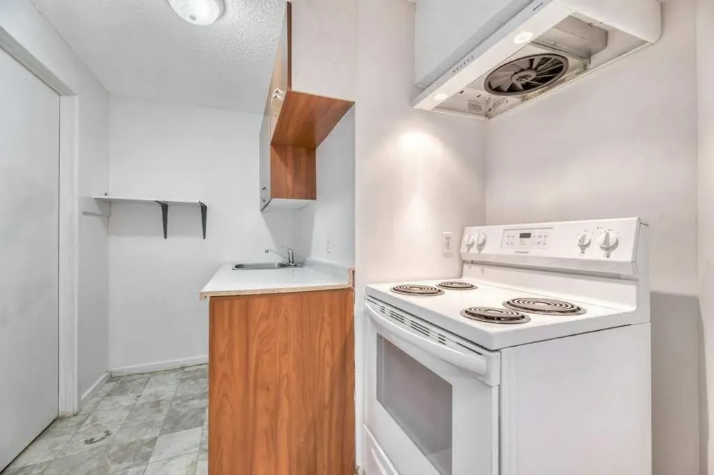 215 Hawktree Circle NW Calgary AB T3G 2Y6