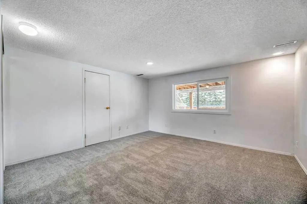 215 Hawktree Circle NW Calgary AB T3G 2Y6