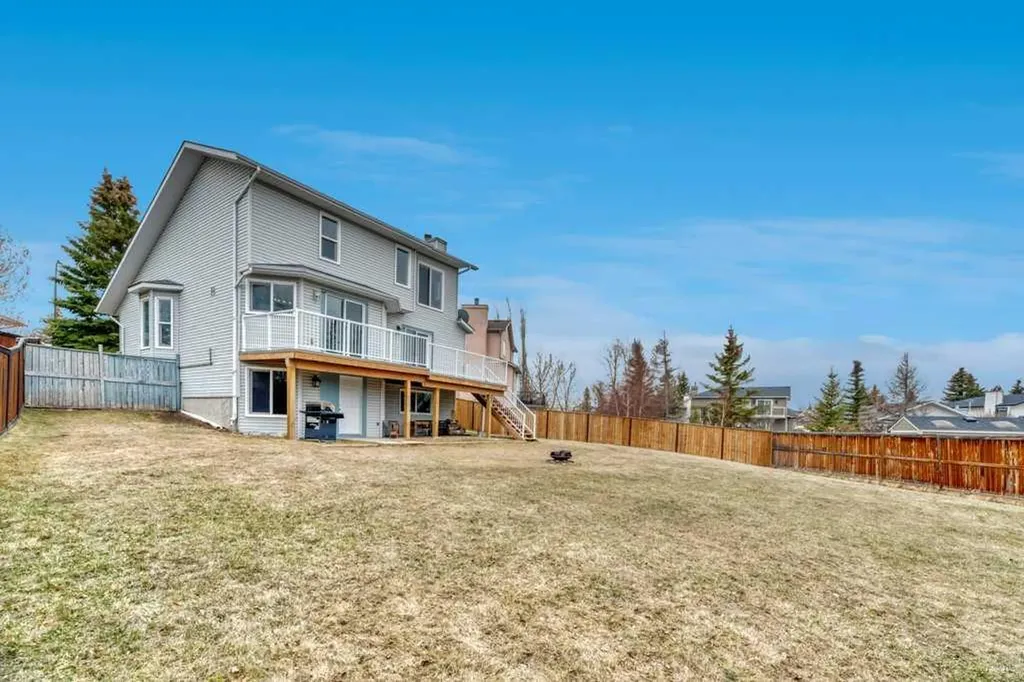 215 Hawktree Circle NW Calgary AB T3G 2Y6