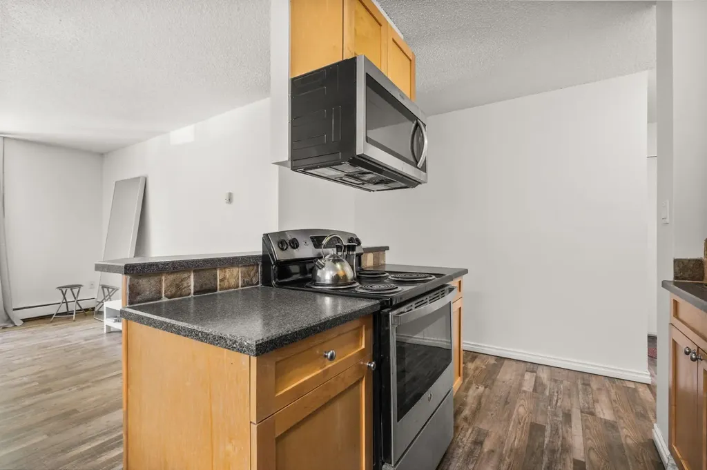 1312 13 Avenue SW Calgary AB T3C 0T3