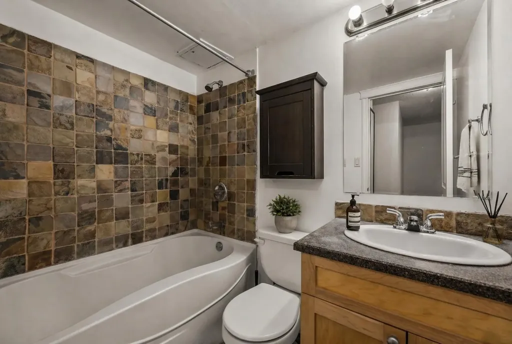 1312 13 Avenue SW Calgary AB T3C 0T3