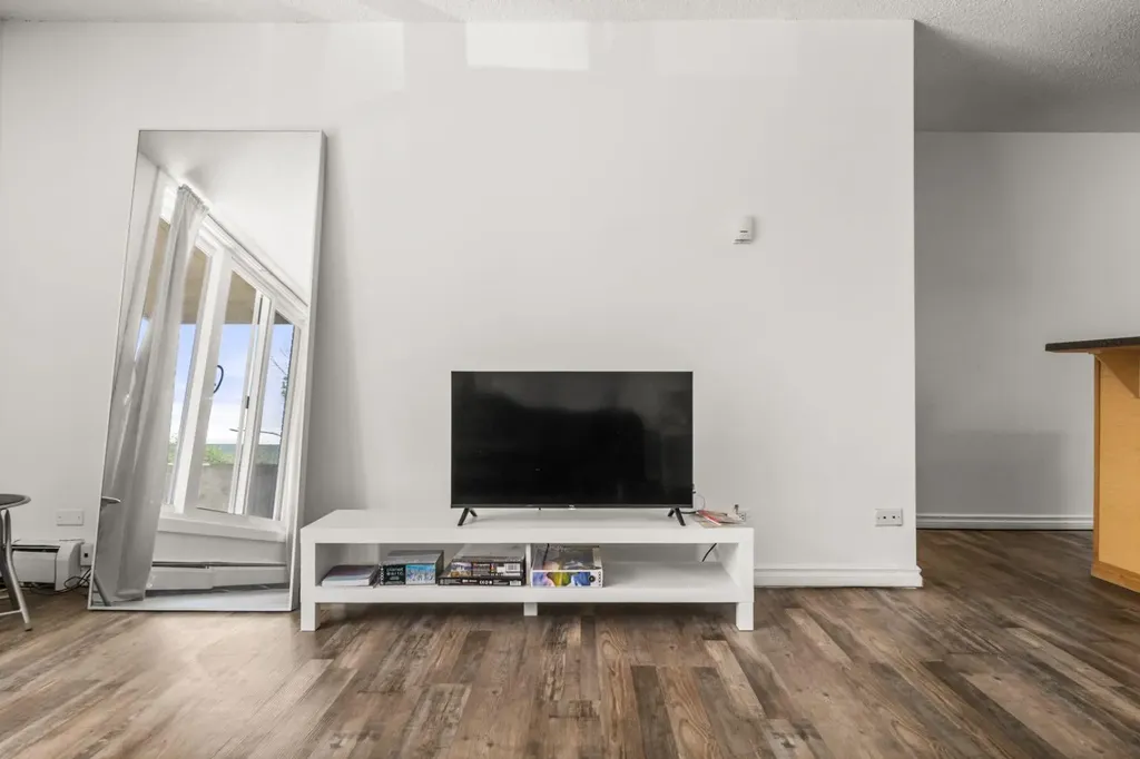 1312 13 Avenue SW Calgary AB T3C 0T3