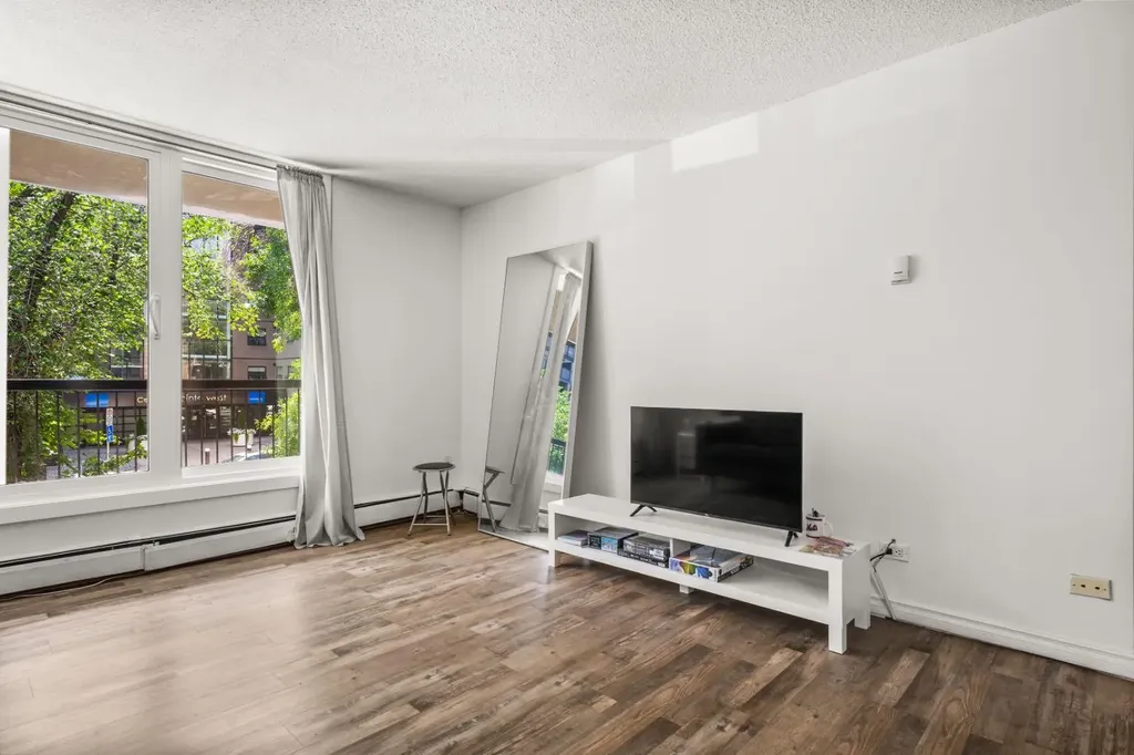 1312 13 Avenue SW Calgary AB T3C 0T3