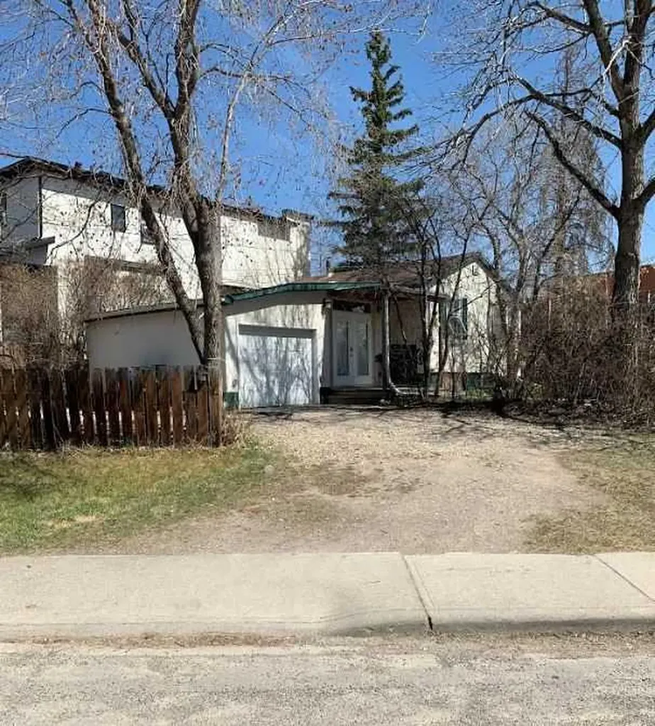 2103 Mackay Road NW Calgary AB T3B 1C9