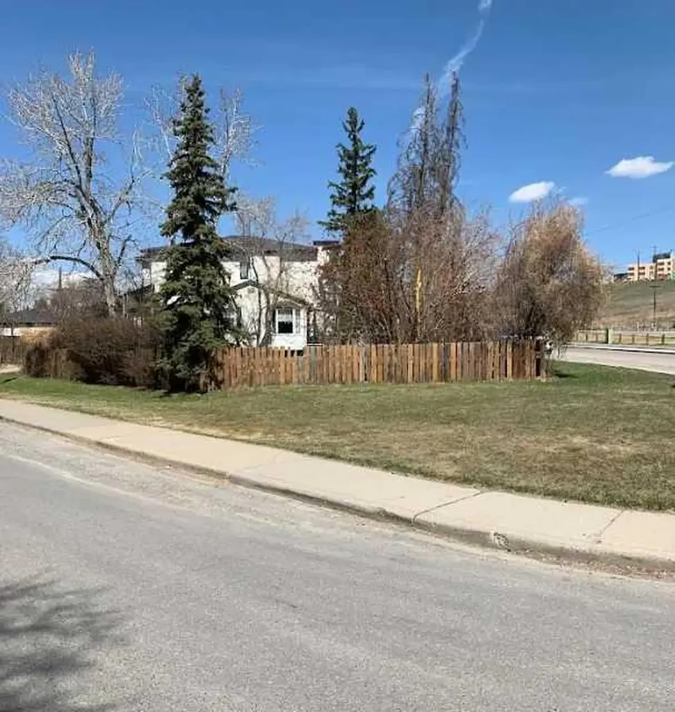 2103 Mackay Road NW Calgary AB T3B 1C9