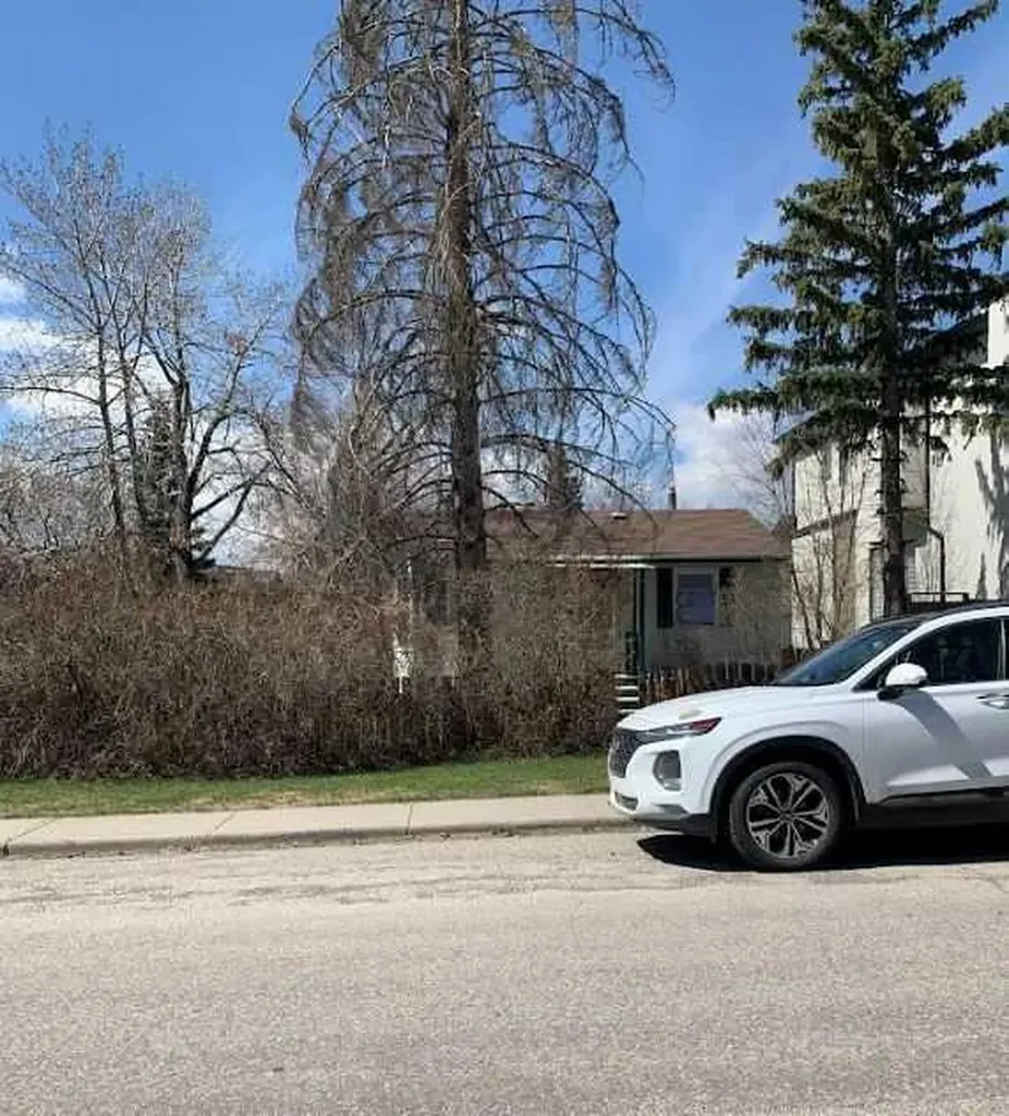 2103 Mackay Road NW Calgary AB T3B 1C9