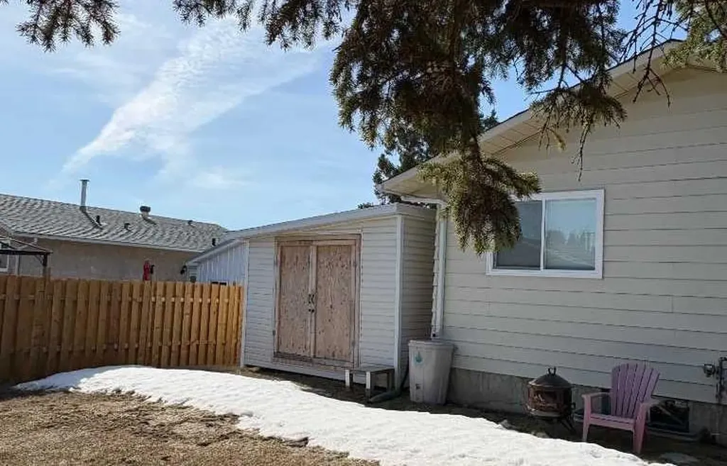 8322 101 Avenue Peace River AB T8S1N2