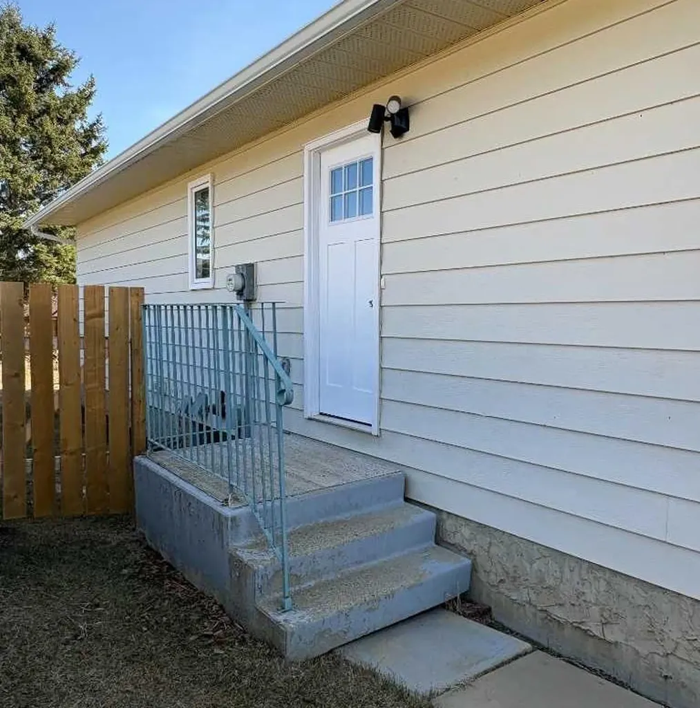 8322 101 Avenue Peace River AB T8S1N2
