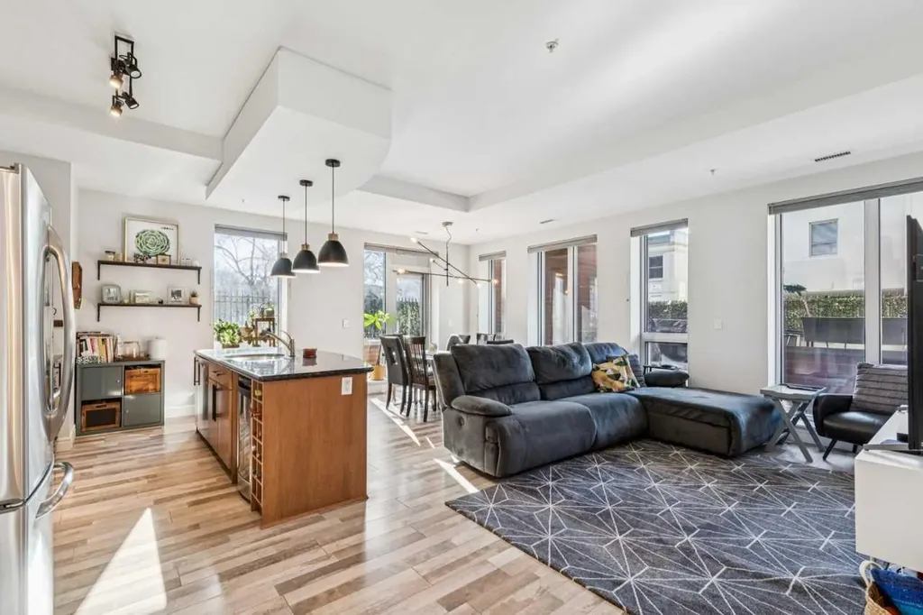 817 15 Avenue SW Calgary AB T2R0H8