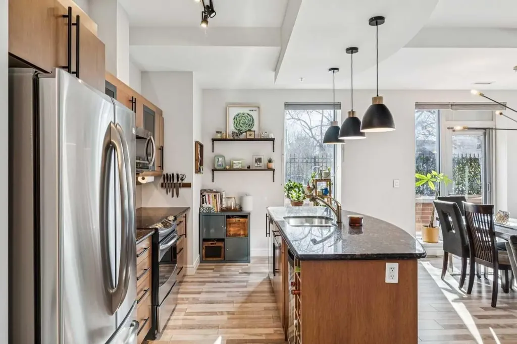 817 15 Avenue SW Calgary AB T2R0H8