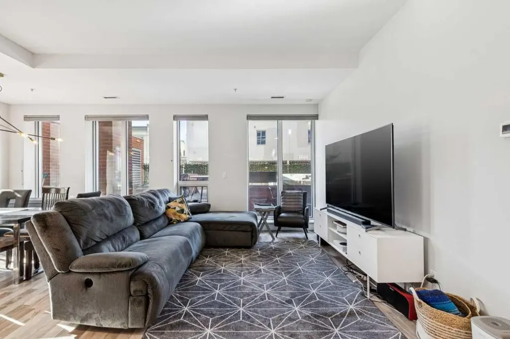 817 15 Avenue SW Calgary AB T2R0H8
