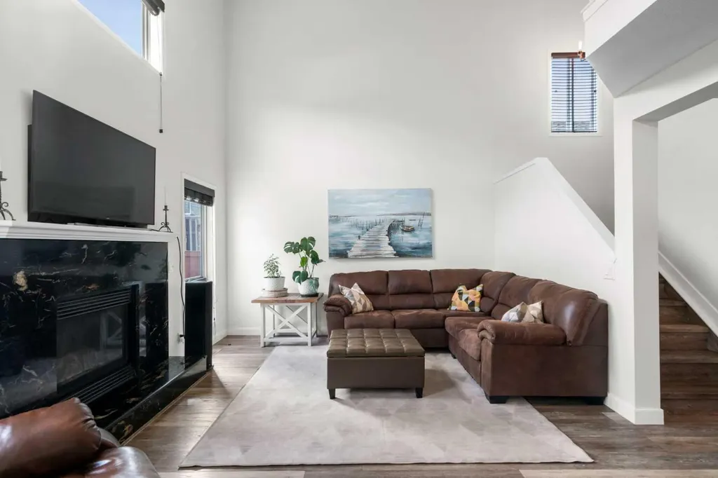 176 Douglas Ridge Green SE Calgary AB T2Z 2T4