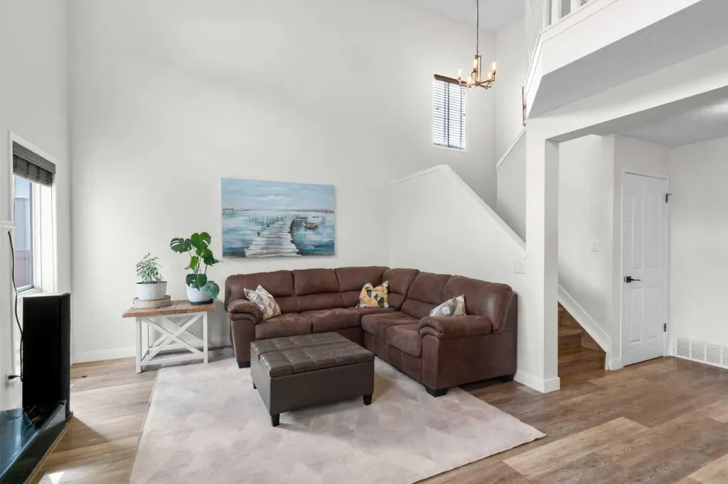 176 Douglas Ridge Green SE Calgary AB T2Z 2T4