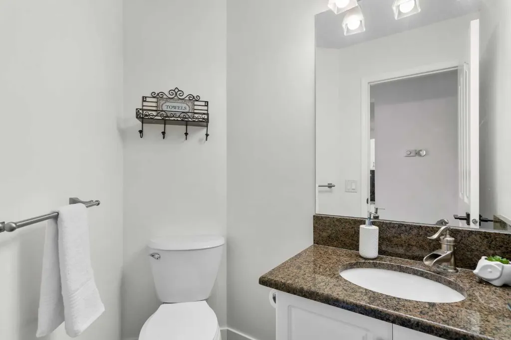 176 Douglas Ridge Green SE Calgary AB T2Z 2T4