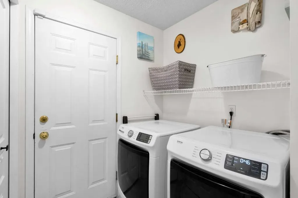 176 Douglas Ridge Green SE Calgary AB T2Z 2T4