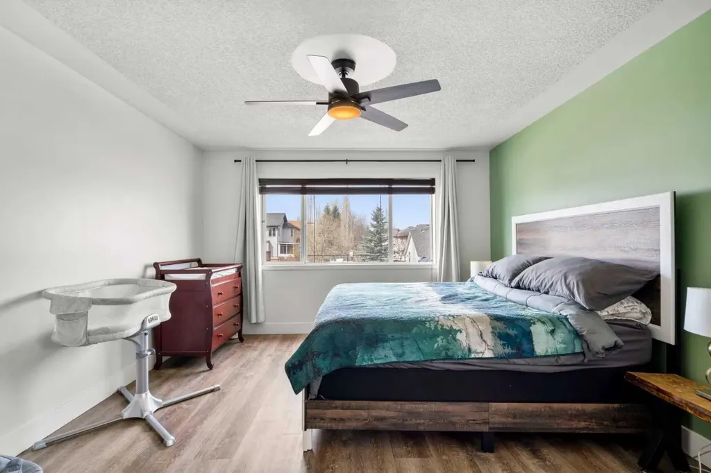 176 Douglas Ridge Green SE Calgary AB T2Z 2T4