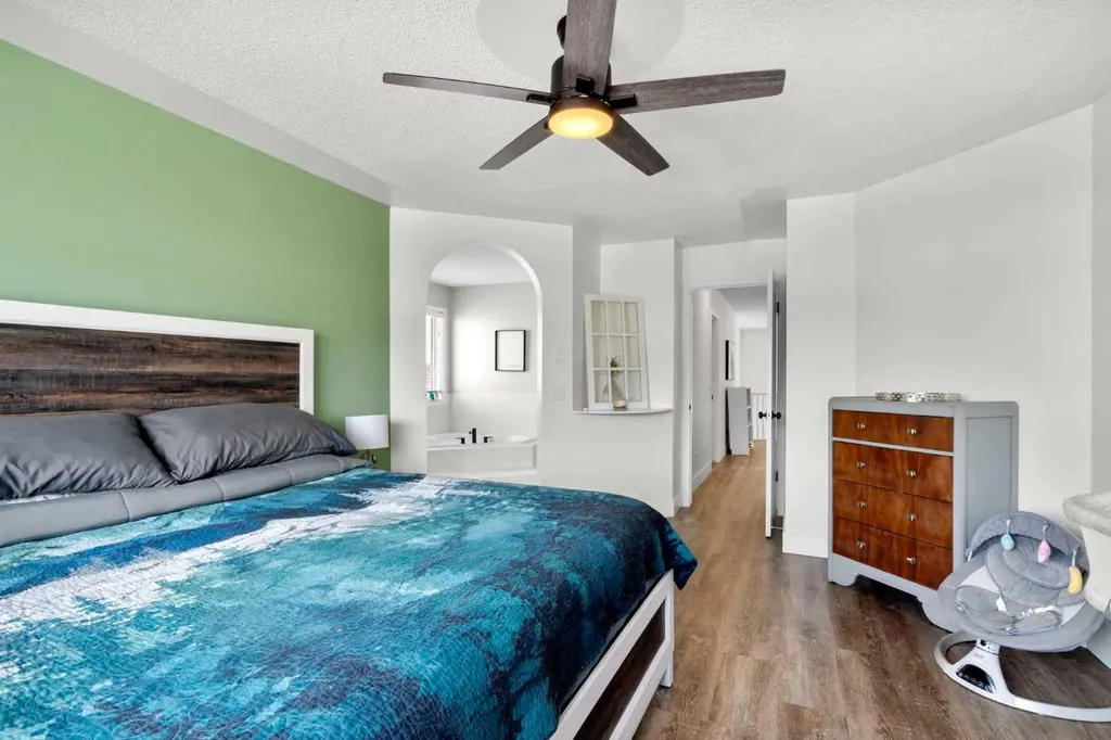 176 Douglas Ridge Green SE Calgary AB T2Z 2T4