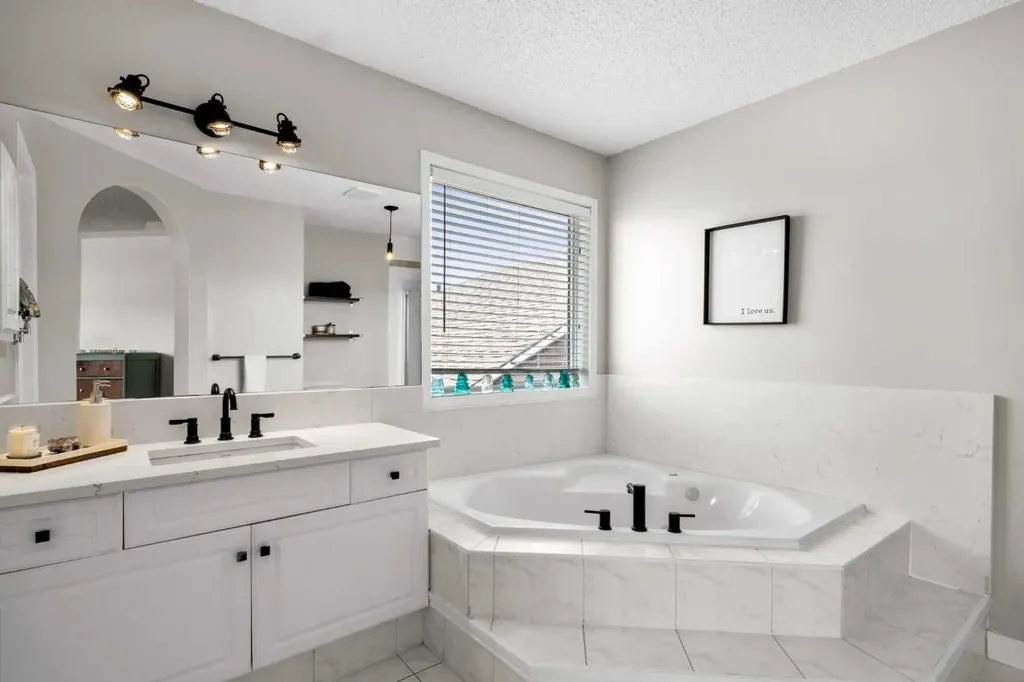 176 Douglas Ridge Green SE Calgary AB T2Z 2T4