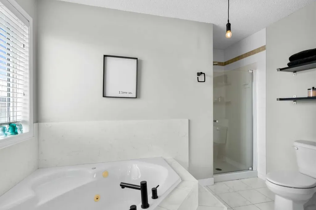 176 Douglas Ridge Green SE Calgary AB T2Z 2T4
