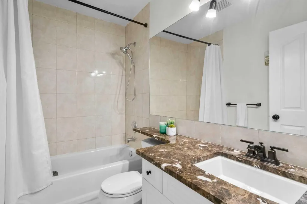 176 Douglas Ridge Green SE Calgary AB T2Z 2T4