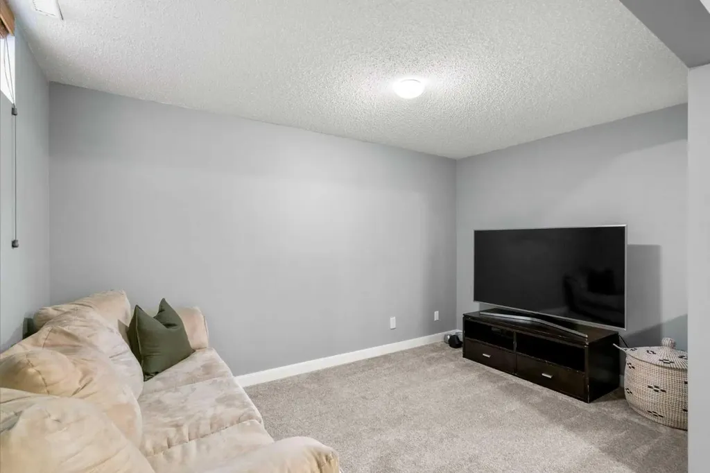 176 Douglas Ridge Green SE Calgary AB T2Z 2T4