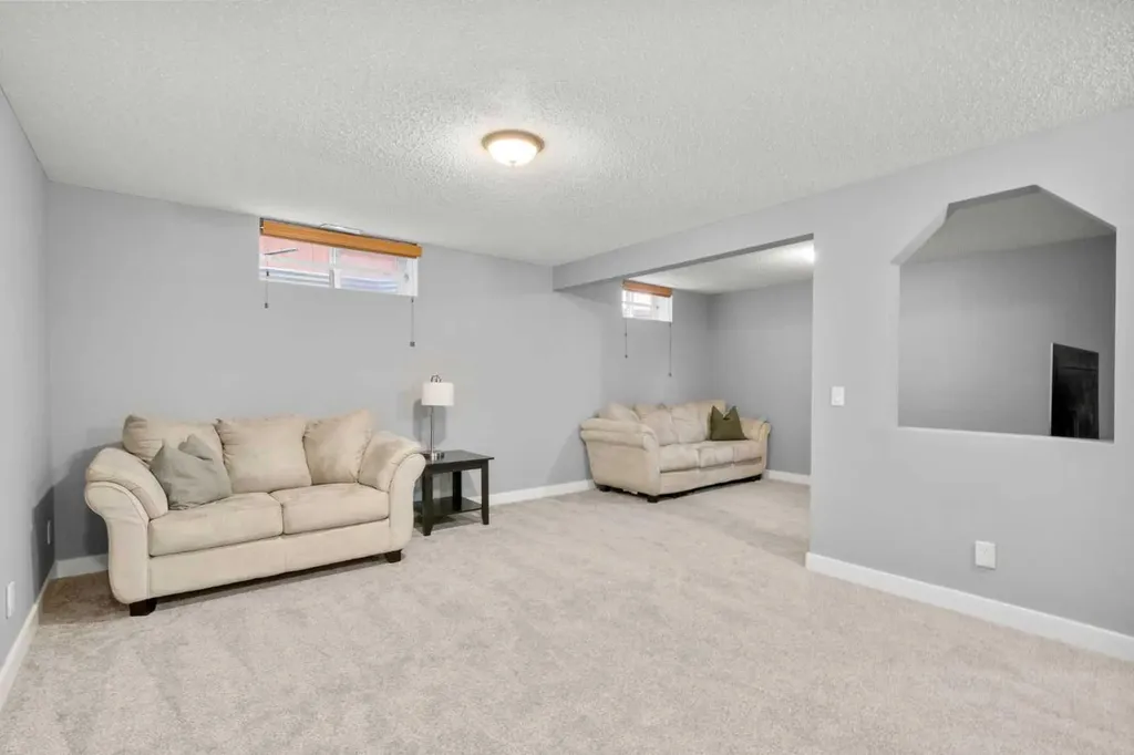 176 Douglas Ridge Green SE Calgary AB T2Z 2T4