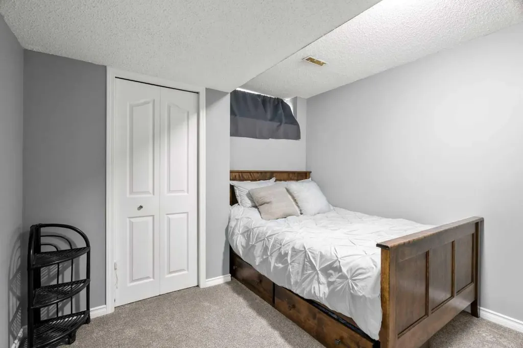 176 Douglas Ridge Green SE Calgary AB T2Z 2T4