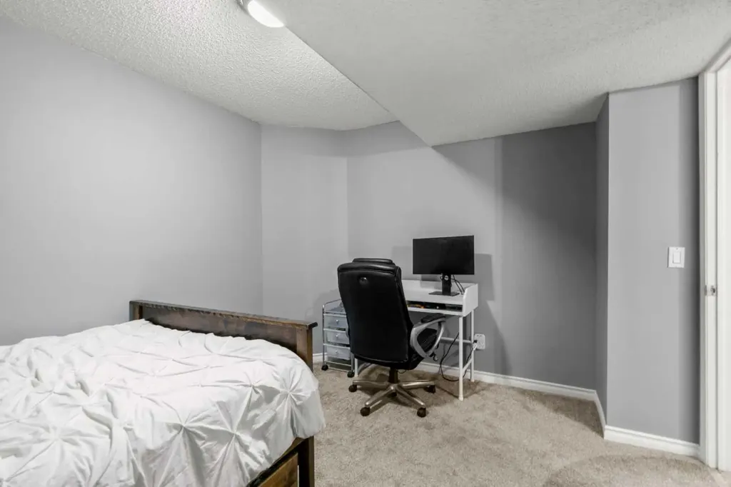 176 Douglas Ridge Green SE Calgary AB T2Z 2T4