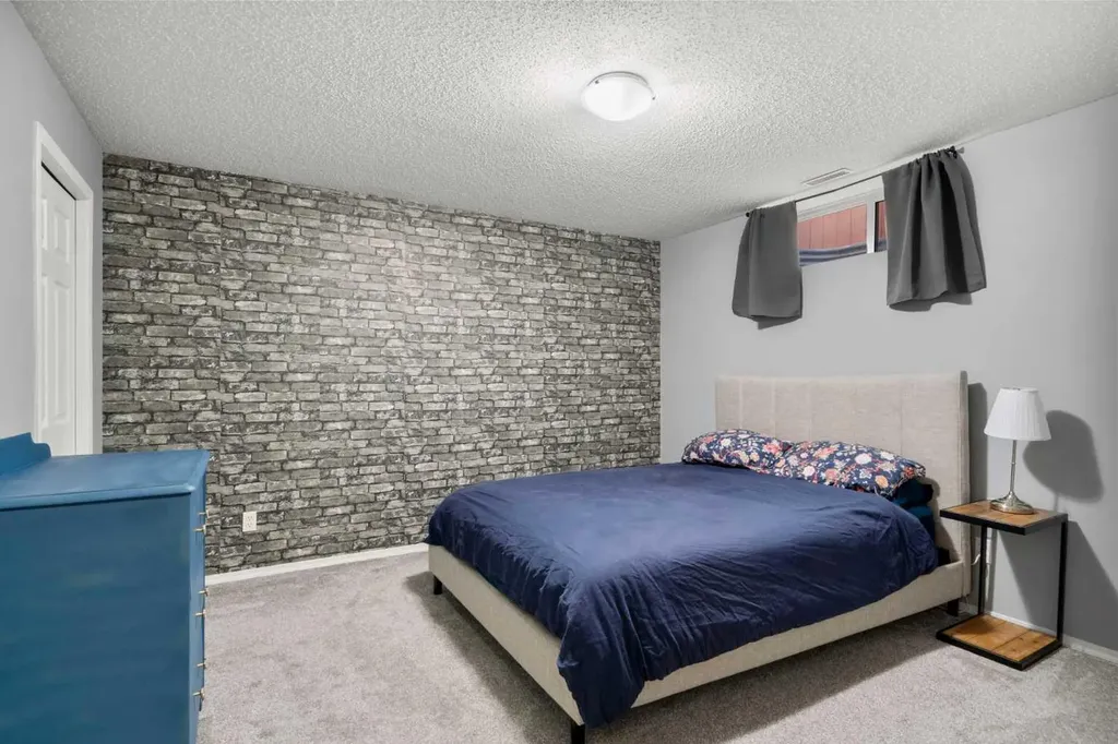 176 Douglas Ridge Green SE Calgary AB T2Z 2T4