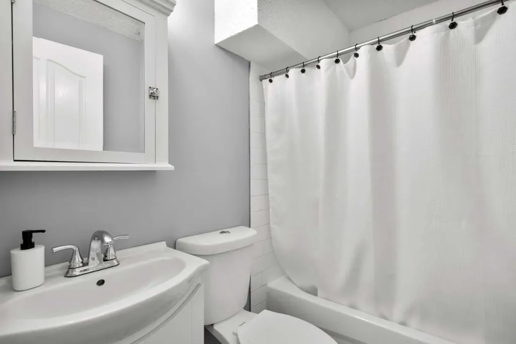 176 Douglas Ridge Green SE Calgary AB T2Z 2T4