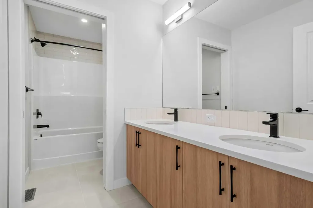 83 Dawson Wharf Mount Chestermere AB T1X 2X6